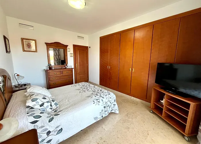 уютная и светлая с паркингом и бассейном в гигантес Apartman *