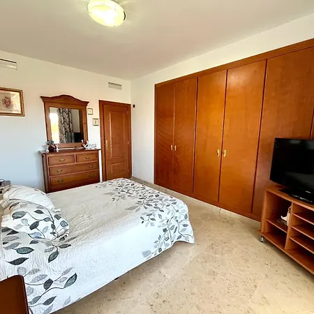 уютная и светлая с паркингом и бассейном в гигантес Apartament *
