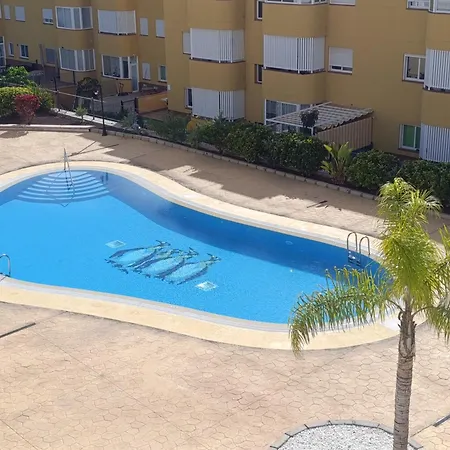 уютная и светлая с паркингом и бассейном в гигантес Apartament