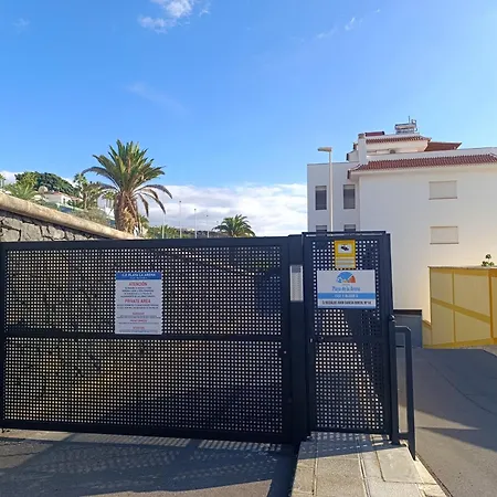 уютная и светлая с паркингом и бассейном в гигантес Apartament Puerto de Santiago (Tenerife)